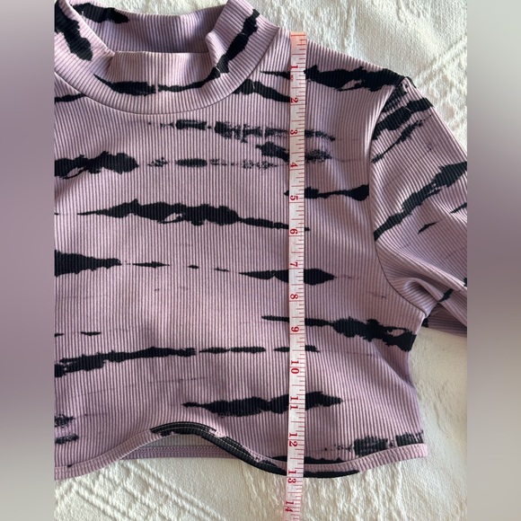 Cropped Lilac & Black Print Top with Thumb Holes - Picture 4 of 6